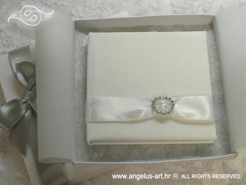 bijela knjigica za vjenčano prstenje sa srebrnim mašnama i srcem