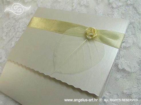 bijela krem pozivnica za vjenčanje s bež ružom i prozirnim listom