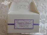 bijela kutija za kolače s ljubičastim dekoracijama