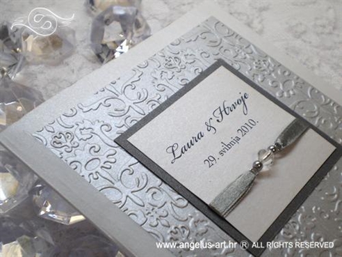 bijela pozivnica za vjenčanje sa srebrnim detaljima i perlicama