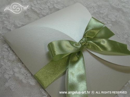 bijela pozivnica za vjenčanje sa zelenom satenskom trakom