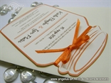 bijela pozivnica za vjencanje u obliku boce s narancastom masnom