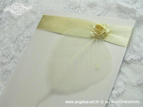 bijela zahvalnica za vjenčanje sa zlatnom trakom i krem ružom