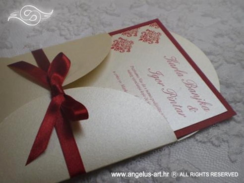 bordo crvena pozivnica za vjencanje s damask uzorkom