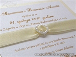 detalj krem pozivnice za vjencanje s brosem u obliku srca