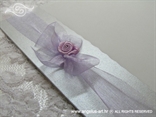 detalj zahvalnice lila ruža i organdij mašna na srebrnom kartonu