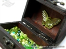 drvena skrinjica punjena staklenim perlama dekorirana leptirom