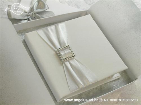 jastučić za prstenje u obliku bijele knjige s brošem