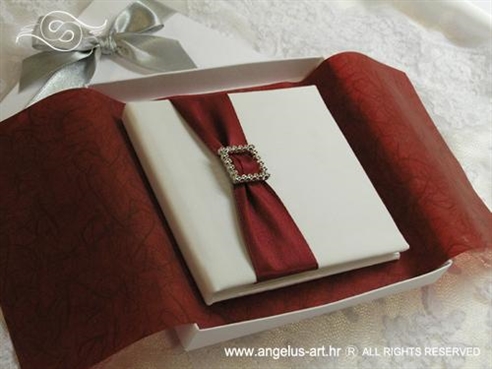 knjigica za vjenčano prstenje s bordo crvenom trakom i brošem