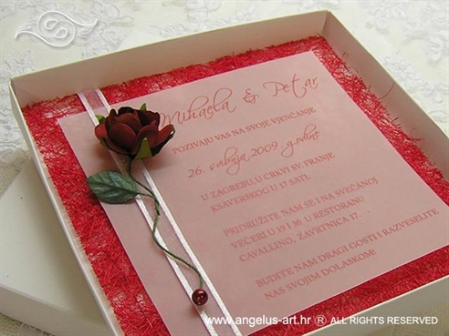 pozivnica za vjenčanje u kutiji s crvenom ružom