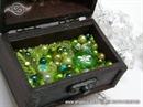 skrinjica punjena zelenim staklenim perlama