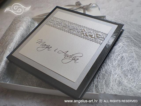 srebrna knjigica za vjenčanje sa srebrnom mrežom i leptirima