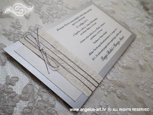 srebrna pozivnica za vjenčanje s bijelim cvijetovima i srebrnom mašnom