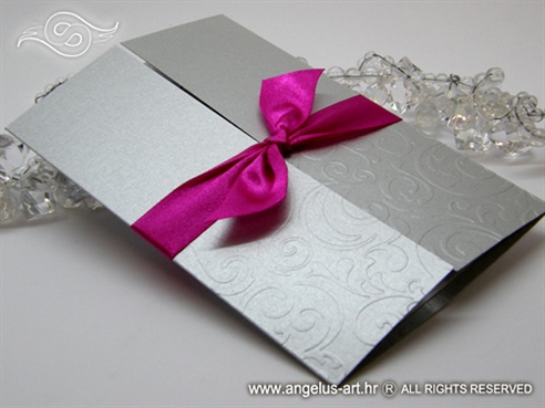 srebrna pozivnica za vjenčanje s fuksija mašnom i 3D uzorkom