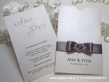srebrno bijela pozivnica za vjenčanje s točkicama i brošem