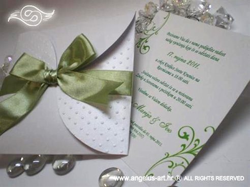 zeleno bijela pozivnica za vjenčanje s mašnom i točkicama
