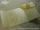 zlatna pozivnica za vjenčanje s brošem od bisera tisak teksta